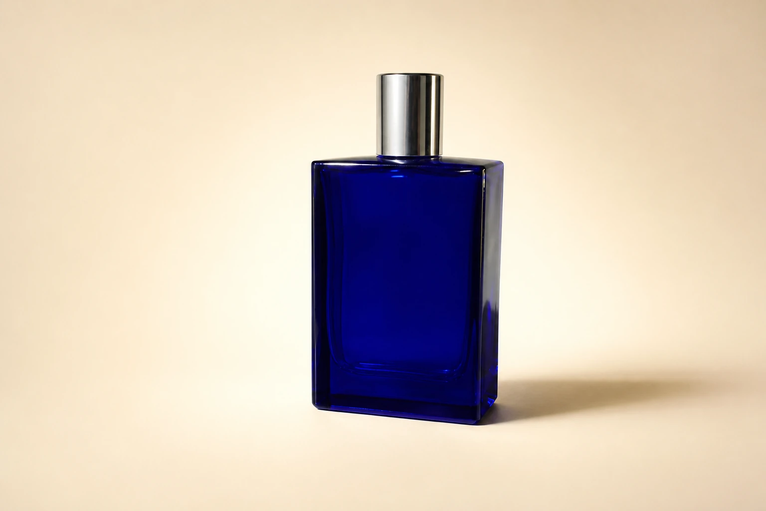 Flacon bleu générique après détourage, nettoyage et travail premium des reflets
