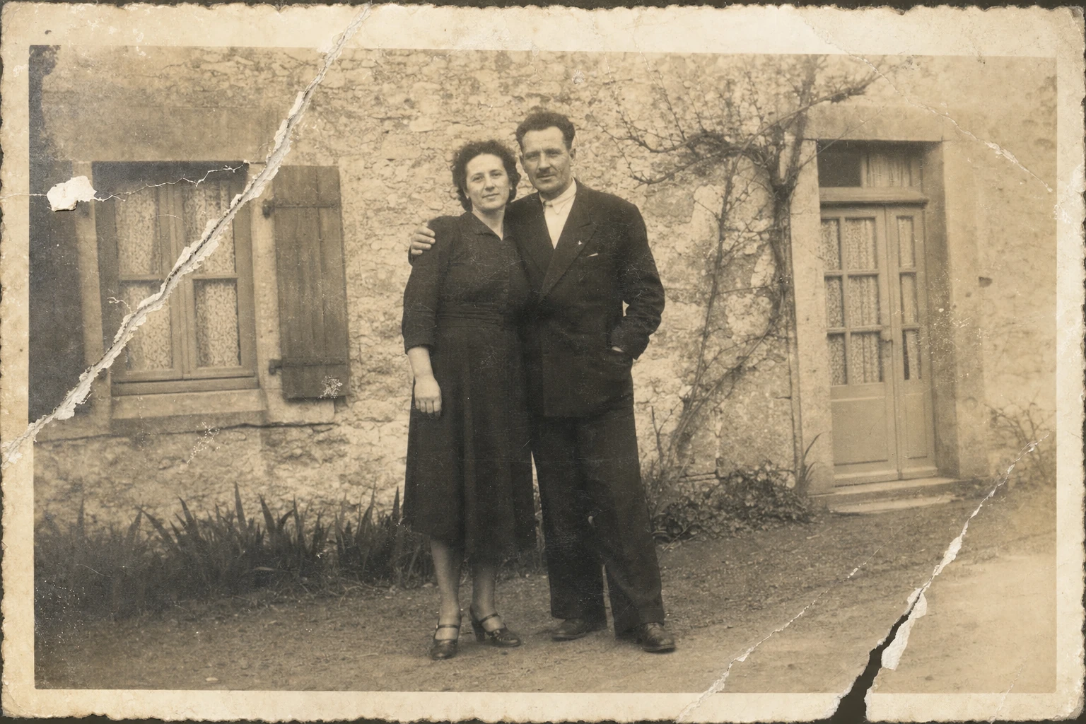 Photographie familiale ancienne déchirée, rayée et tachée avant restauration